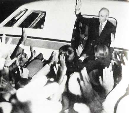 Karamanlis arrives in Athens after the fall of the Junta